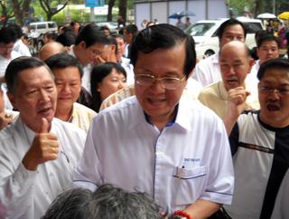mca supporter gather for ong tee keat 151009 ong shake hands 03