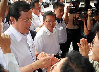 mca supporter gather for ong tee keat 151009 ong shake hands 02
