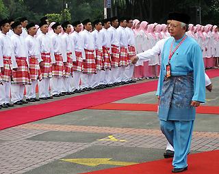 umno agm egm 151009 najib inspect delegates line up 01