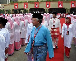 umno agm egm 151009 najib inspect delegates line up 03