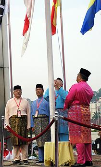 umno agm egm 151009 najib raising flag