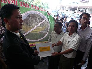 selangor amk protest against badrul hisham 091109 01