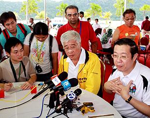 phee boon poh denied resign 221103 01