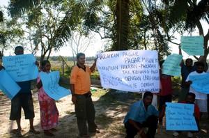 kedah kuala ketil cemetery protest 121209 banner