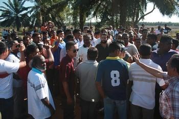 kedah kuala ketil cemetery protest 121209 crowd
