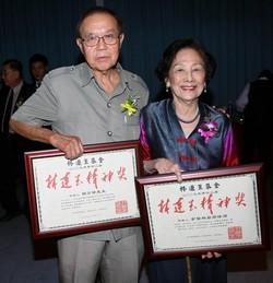 chinese educationist lim lian yu award 121209 hu wan duo and lim bi yan