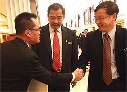 kolam renang biawak 091208 er shake hands with mca leaders