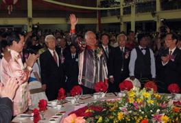 najib chinese indepedent school dinner waving hand