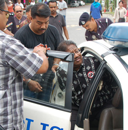 hindraf isa prayer 131209 police car