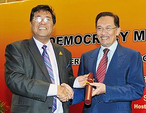 anwar receive democracy award 211209