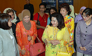 rosmah hilton hotel 221209 rosmah crowd