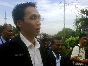 ean yong going to shah alam police station 050110 01