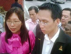 ean yong going to shah alam police station 050110 02