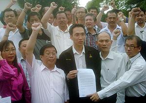 ean yong going to shah alam police station 050110 03