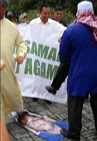herald allah verdict protest shah alam masjid 080110 banner against khalid samad 03