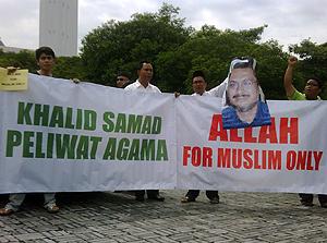 herald allah verdict protest shah alam masjid 080110 banner against khalid samad