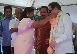 anwar desa mentari walkabout 090110 garland