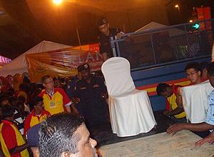 thaipusam mb khalid visit 290110 setting up the stage 02