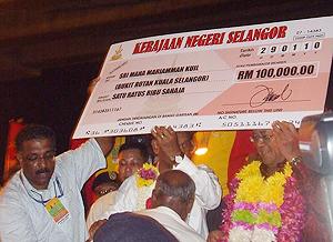 thaipusam mb khalid visit 290110 give out check 02