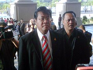 anwar sodomy trail first day 020210 selangor mb khalid arrive