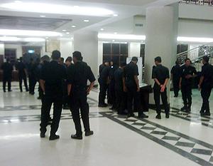 anwar sodomy trail first day 020210 police in ground floor