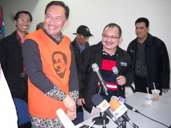 anwar ceramah at party hq 070210 03