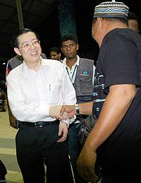 penang government tolak fitnah forum 120210 guan eng welcomed by supporters