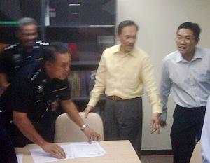 police interrogate anwar 110310 02