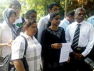 kugan mother sent petition to agong 100310 n indra in black m manogaran n surendran