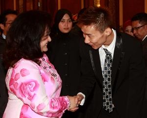 lee chong wei in parliament 170310 shake hand rosmah