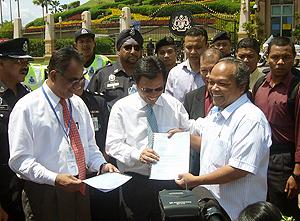 orang ssli protest at putrajaya 170310 03
