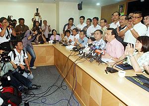 liow tiong lai announce running for mca deputy 210310 04