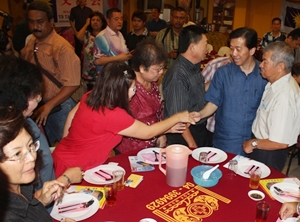 ong ka ting meets supporters 260310 shake hand