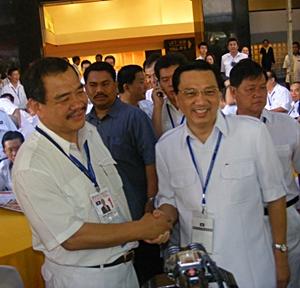 mca egm 280310 kong shakes liow hand 01
