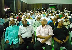 anwar pkr leaders at sungai tengi 040410 crowd