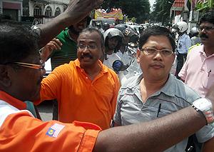 hrp protest police killing ipoh 100410 uthayakumar arguing with  police