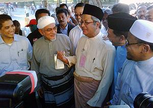 hulu selangor by-election nomination 170410 zaid ibrahim with  pakatan leaders 03
