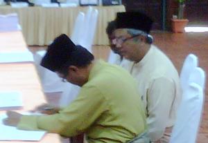 hulu selangor by-election nomination 170410 zaid filling form