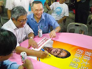 hulu selangor by-election 190410 zaid ibrahim walkabout 04