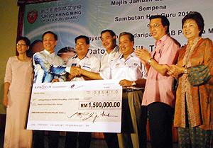 hulu selangor by-election 230410 muhyiddin give allocation to khing ming chinese school