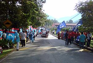 hulu selangor by-election voting day 250410 bn and pkr supporters   02