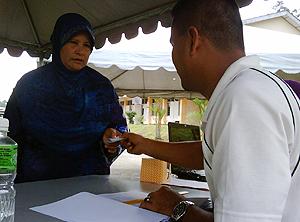 hulu selangor by-election voting day 250410 voter registering
