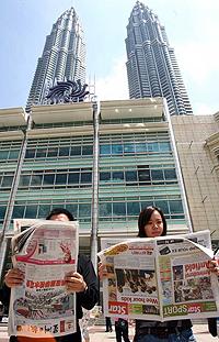 flash mob read newspaper upside down 020510 03