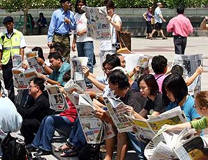 flash mob read newspaper upside down 020510 08