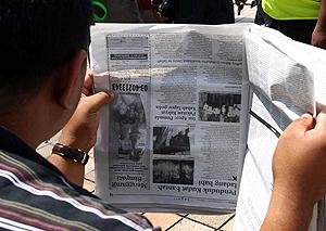 flash mob read newspaper upside down 020510 05