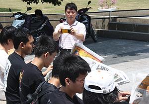 flash mob for press freedom penang 080510 sb taking photos
