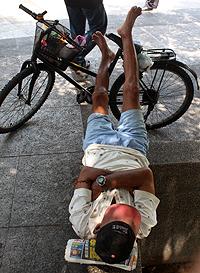 flash mob for press freedom penang 080510 man sleep on guangming daily