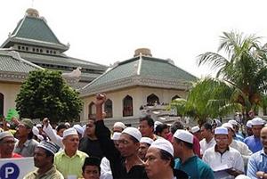 Anti gambling betting protest at Melaka Mosque 280510