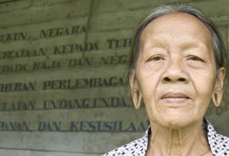 penan old woman sarawak survival international
