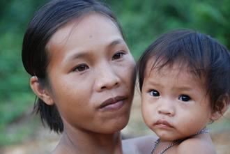 penan woman and son sarawak survival international
